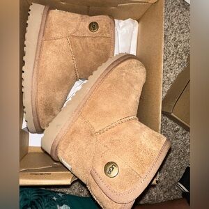 Toddler girl short chestnut Uggs
